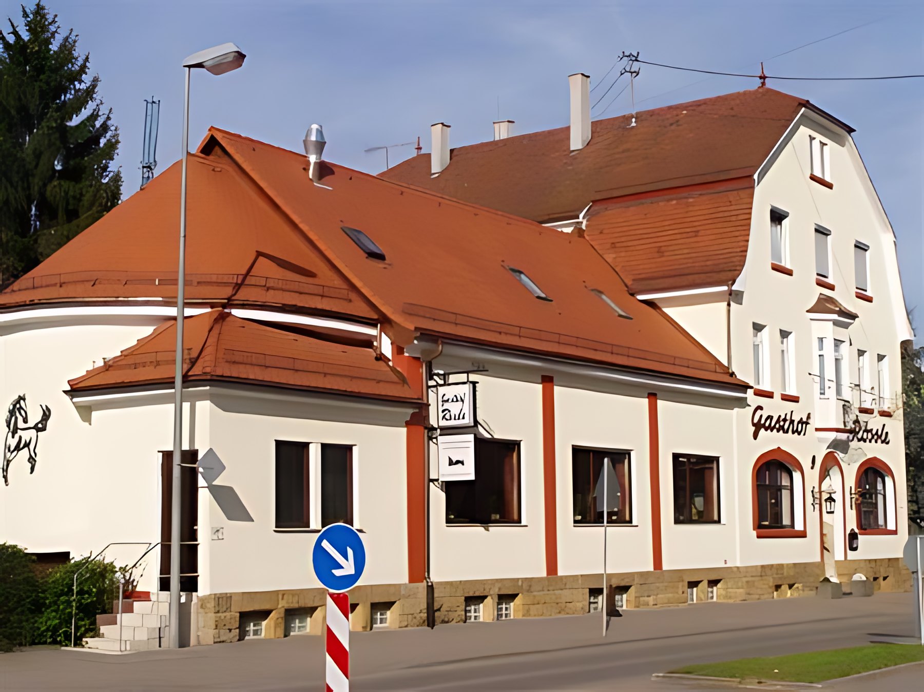 Der Gasthof Rössle in Wernau — historisches Gebäude von 1911 mit rotem Dach